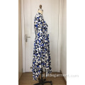 Niebiesko-biała sukienka maxi z długim rękawem